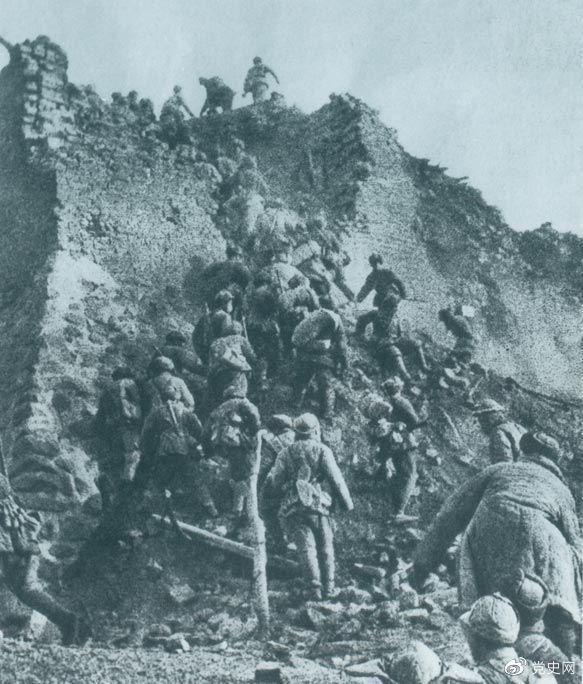 1948年12月，人民解放軍向新保安守敵發(fā)起攻擊。這是解放軍戰(zhàn)士登上新保安城頭。 